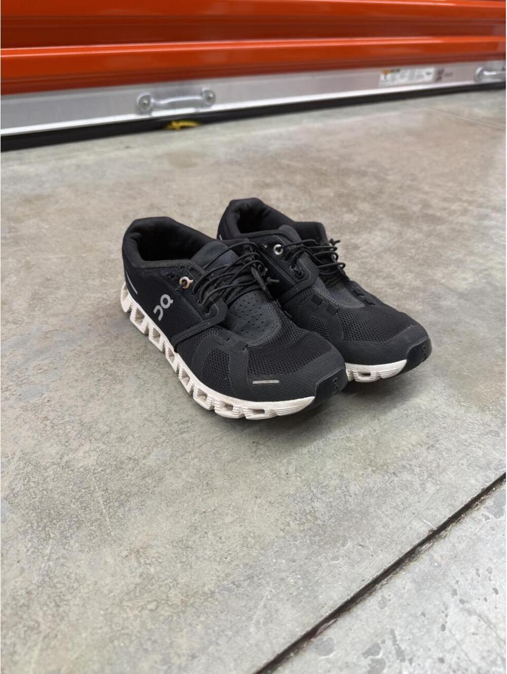 On Running Cloud 5 Black White Running gym shoes size 6 WOMENS